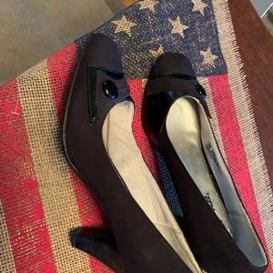 Black pumps/patent toe